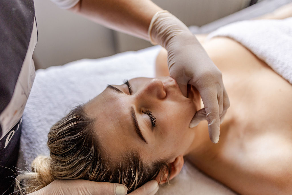 Face cupping behandeling in actie